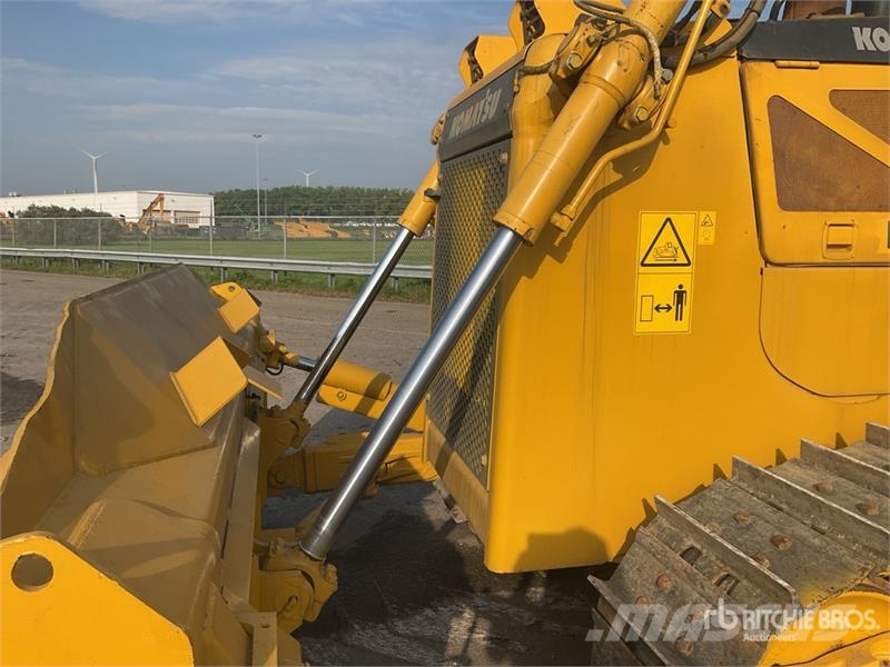 Komatsu D65EX-16 Гусеничные бульдозеры
