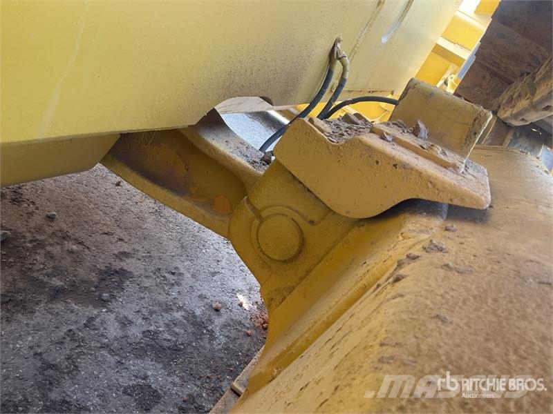 Komatsu D65EX-16 Гусеничные бульдозеры