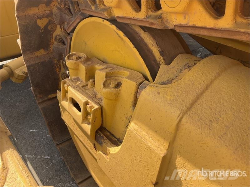 Komatsu D65EX-16 بلدوزرات مجنزرة