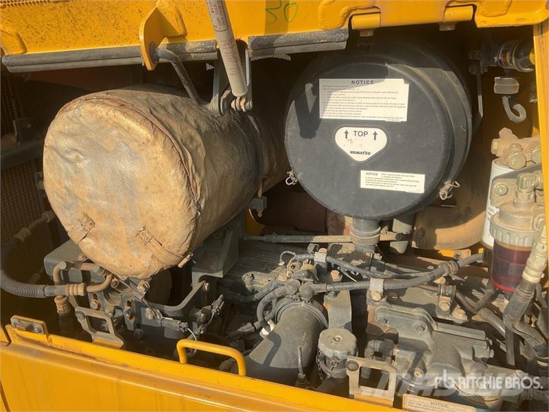 Komatsu D65EX-16 Гусеничные бульдозеры