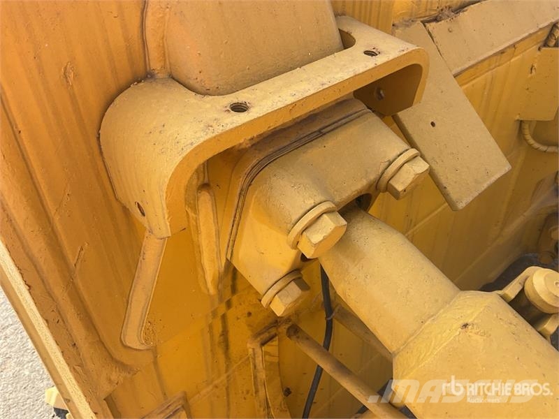 Komatsu D65EX-16 بلدوزرات مجنزرة