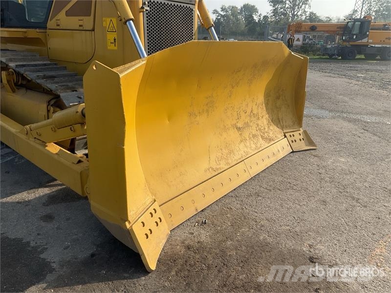Komatsu D65EX-16 Гусеничные бульдозеры