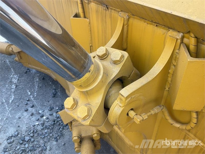 Komatsu D65EX-16 بلدوزرات مجنزرة
