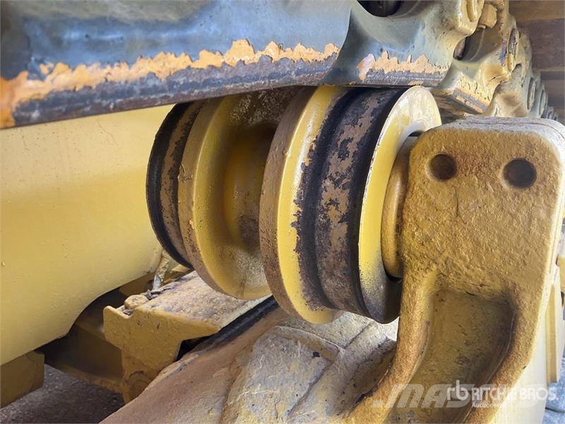 Komatsu D65EX-16 Гусеничные бульдозеры