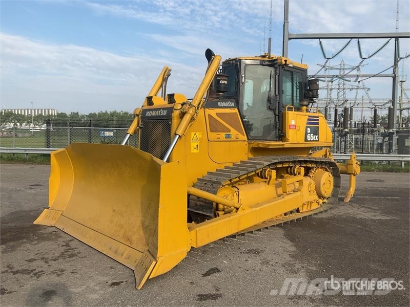 Komatsu D65EX-16 Гусеничные бульдозеры