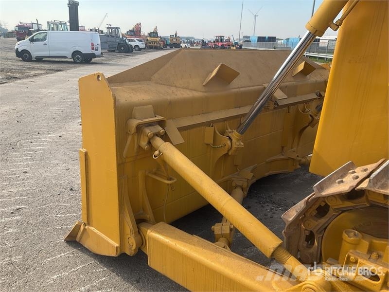 Komatsu D65EX-16 بلدوزرات مجنزرة