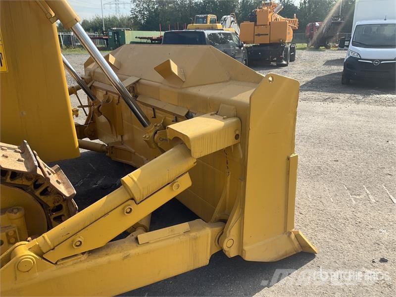Komatsu D65EX-16 بلدوزرات مجنزرة