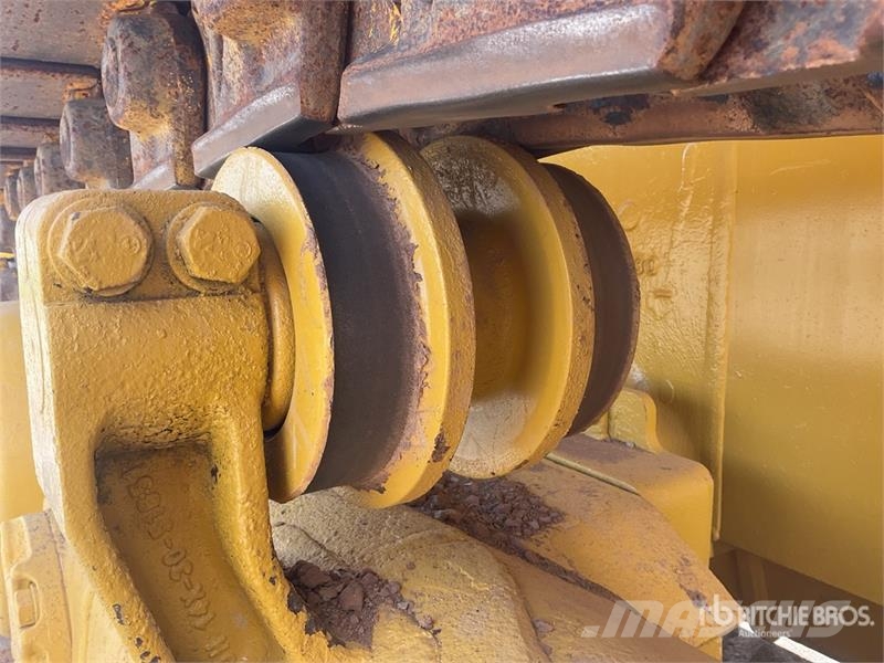Komatsu D65EX-16 بلدوزرات مجنزرة