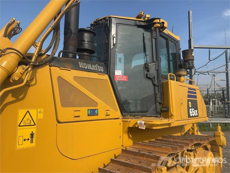 Komatsu D65EX-16 Гусеничные бульдозеры