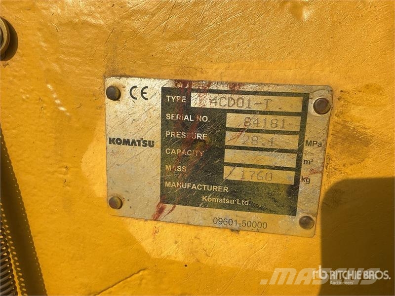 Komatsu D65EX-16 Гусеничные бульдозеры
