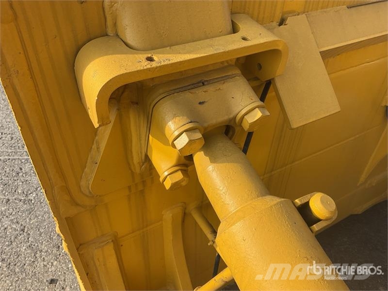 Komatsu D65EX-16 Гусеничные бульдозеры