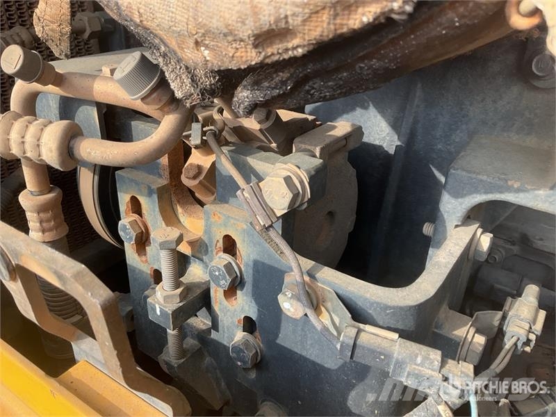 Komatsu D65EX-16 Гусеничные бульдозеры