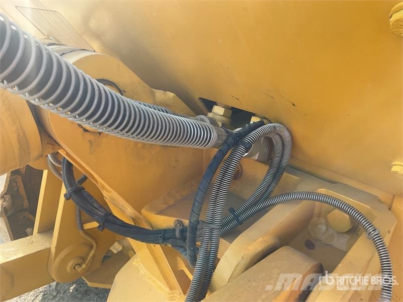 Komatsu D65EX-16 Гусеничные бульдозеры