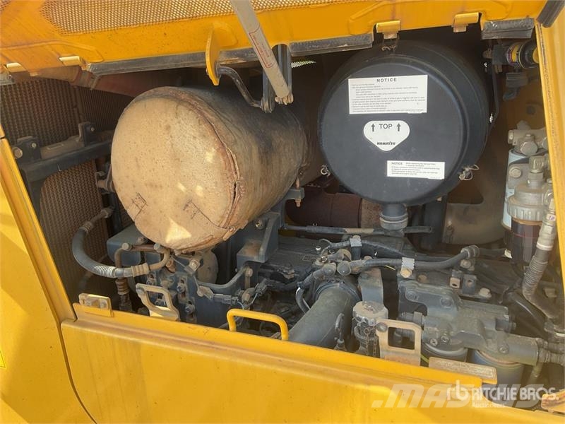 Komatsu D65EX-16 بلدوزرات مجنزرة