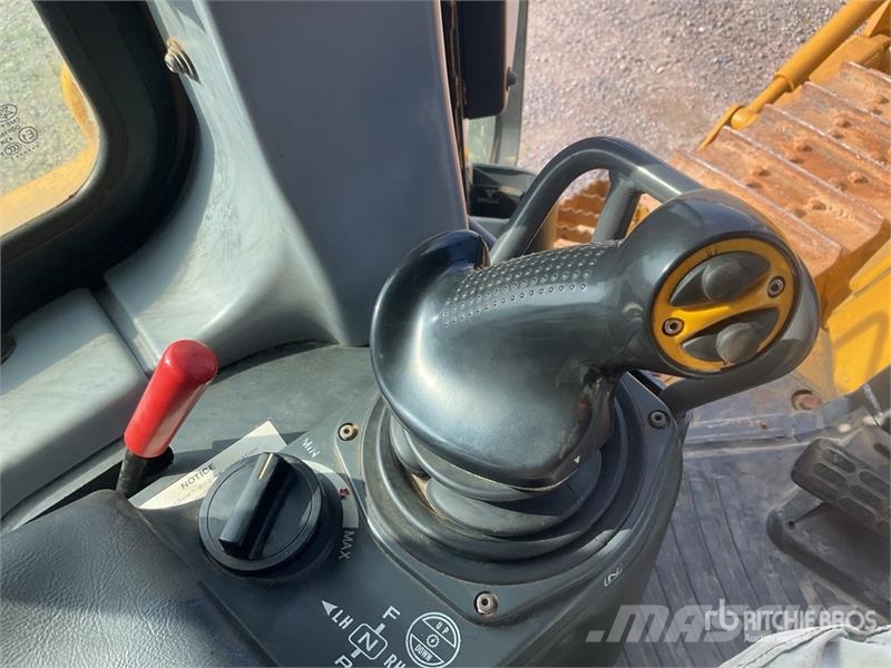 Komatsu D65EX-16 بلدوزرات مجنزرة