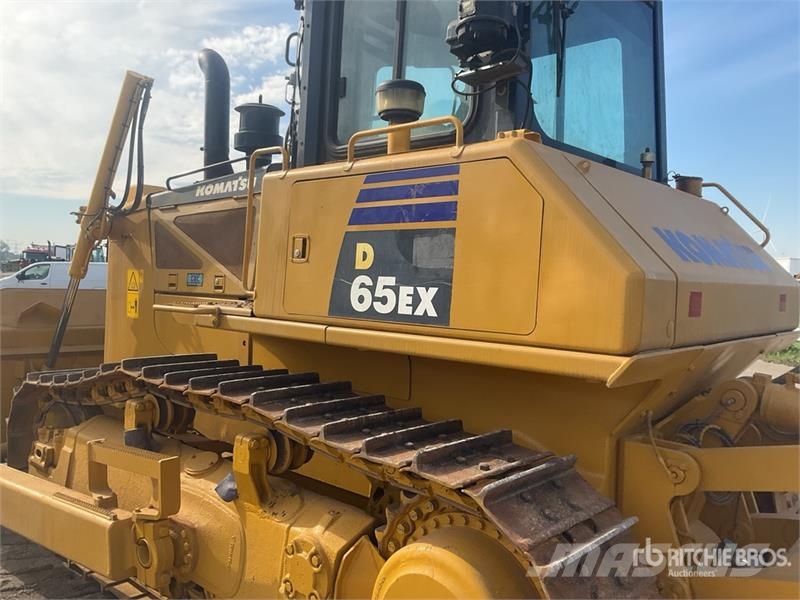 Komatsu D65EX-16 بلدوزرات مجنزرة