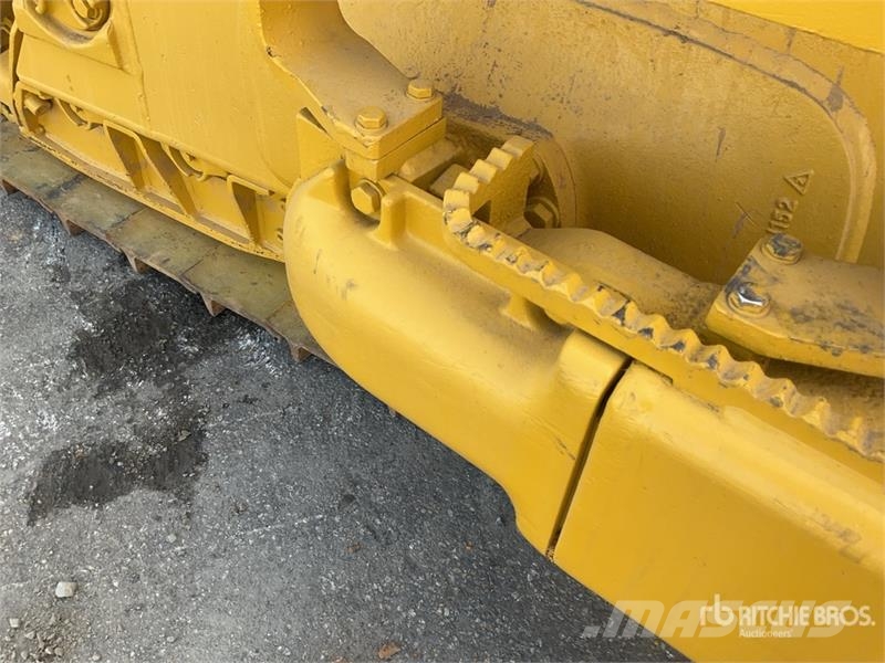 Komatsu D65EX-16 Гусеничные бульдозеры
