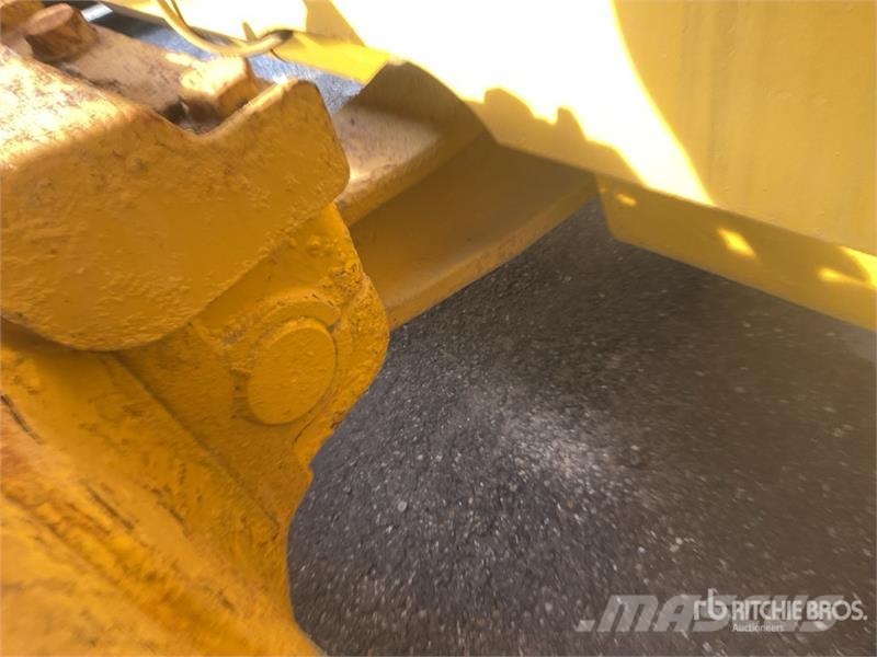 Komatsu D65EX-16 Гусеничные бульдозеры