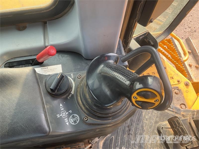 Komatsu D65EX-16 Гусеничные бульдозеры