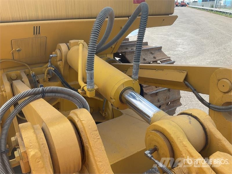 Komatsu D65EX-16 بلدوزرات مجنزرة