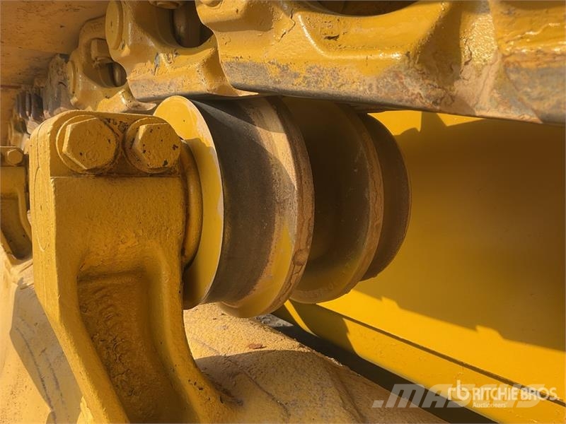 Komatsu D65EX-16 Гусеничные бульдозеры