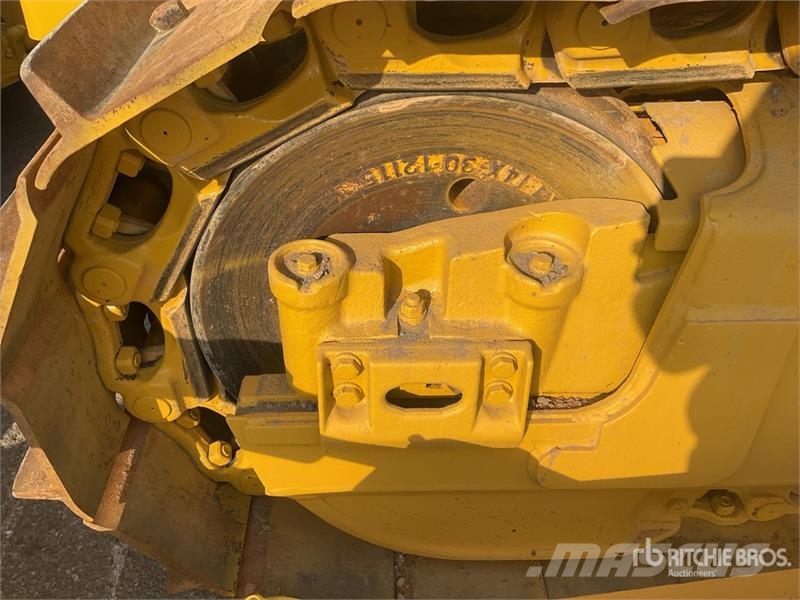 Komatsu D65EX-16 Гусеничные бульдозеры