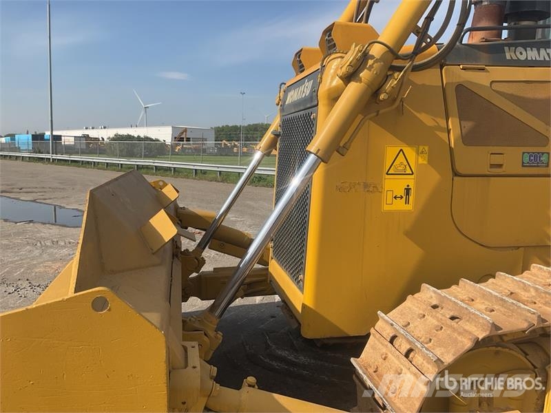 Komatsu D65EX-16 بلدوزرات مجنزرة