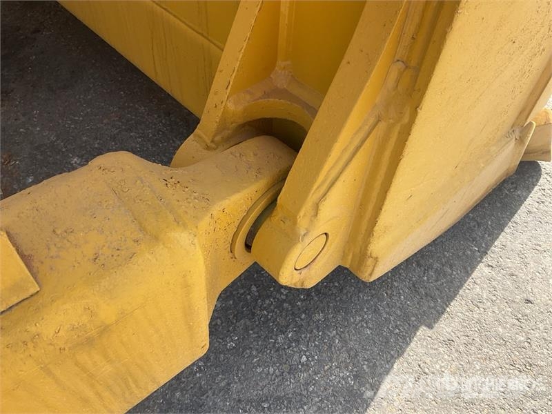 Komatsu D65EX-16 بلدوزرات مجنزرة