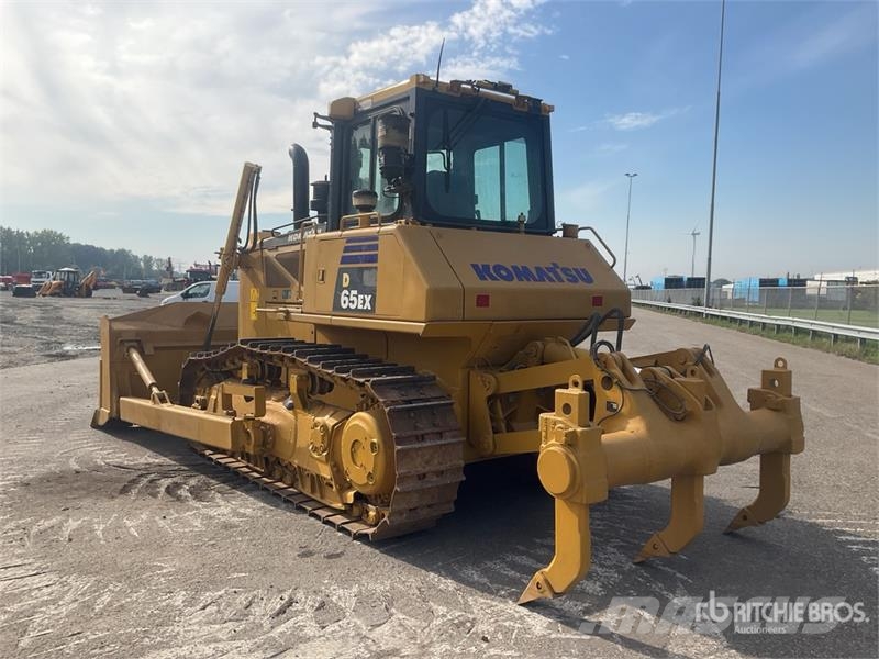 Komatsu D65EX-16 بلدوزرات مجنزرة