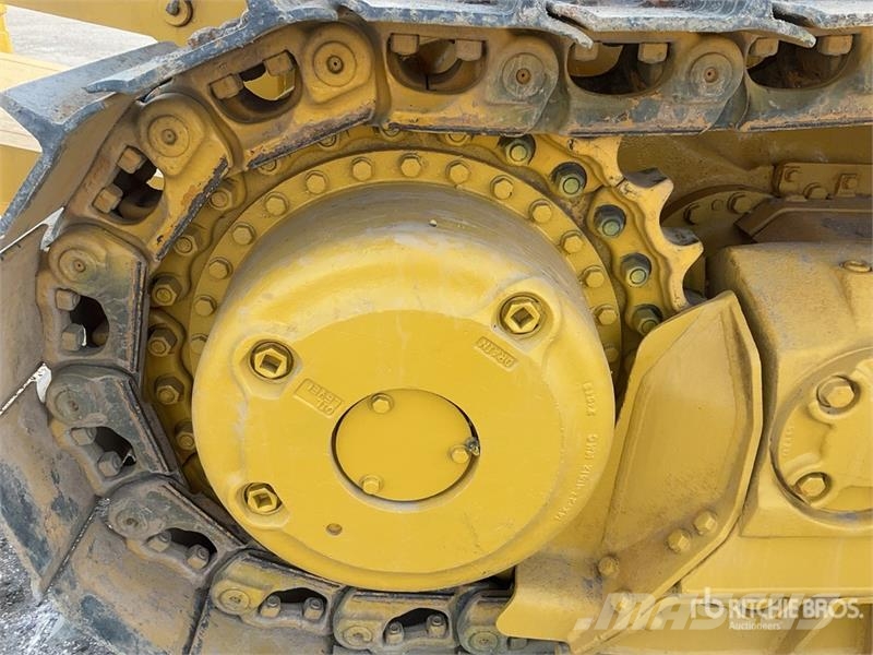 Komatsu D65EX-16 Гусеничные бульдозеры