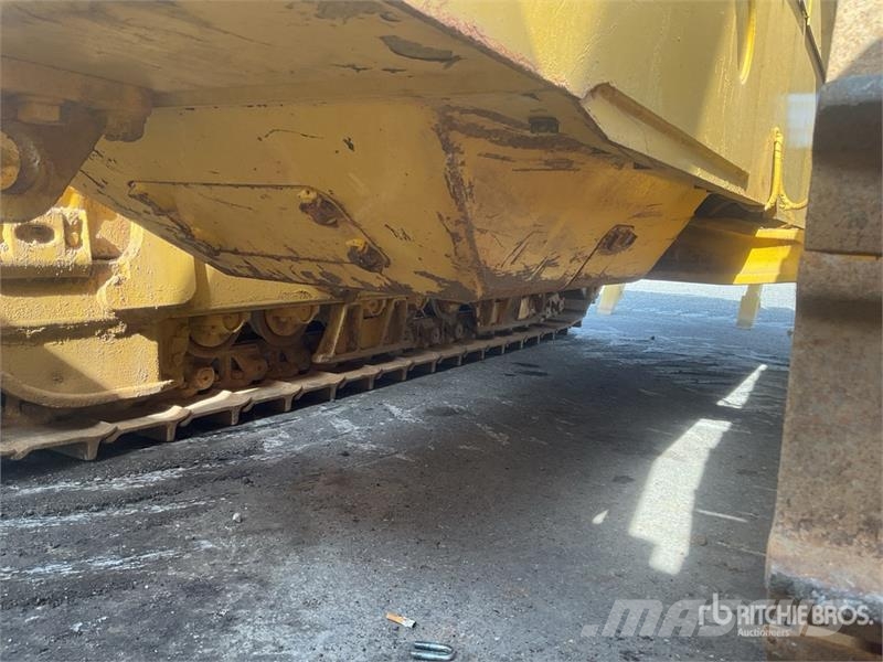 Komatsu D65EX-16 بلدوزرات مجنزرة