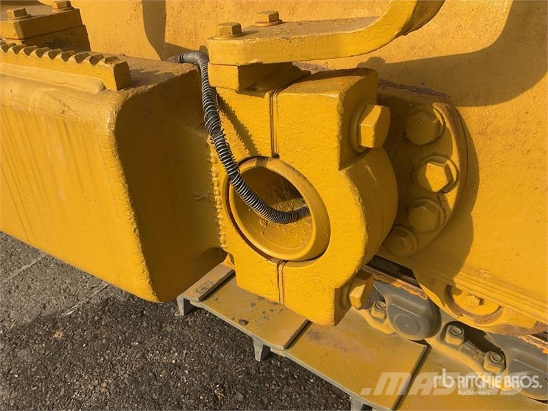 Komatsu D65EX-16 Гусеничные бульдозеры
