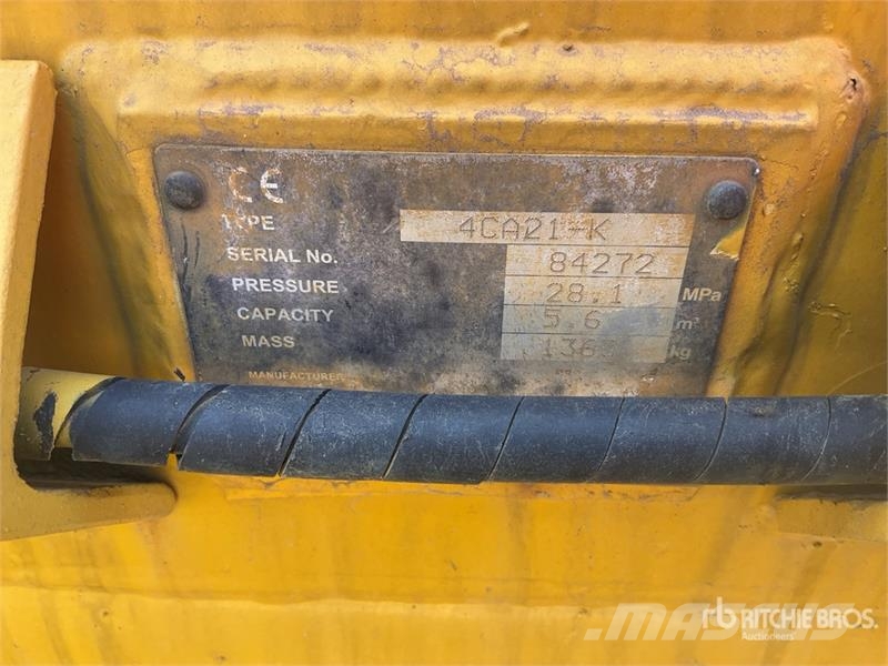 Komatsu D65EX-16 بلدوزرات مجنزرة