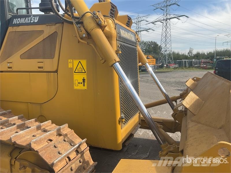 Komatsu D65EX-16 بلدوزرات مجنزرة
