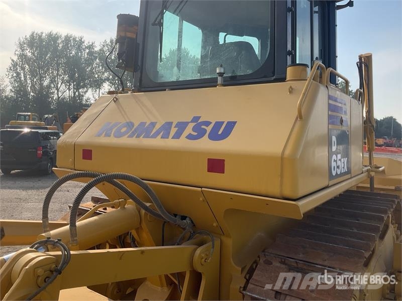 Komatsu D65EX-16 Гусеничные бульдозеры