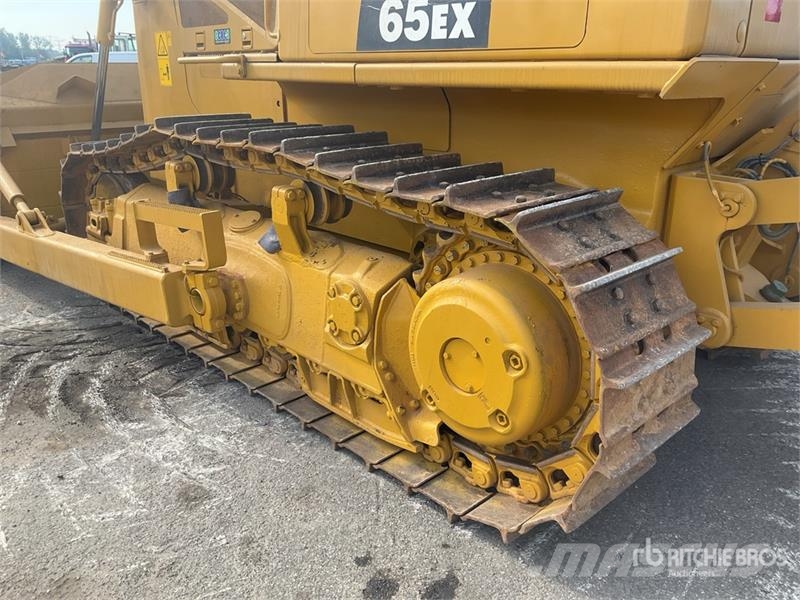 Komatsu D65EX-16 بلدوزرات مجنزرة