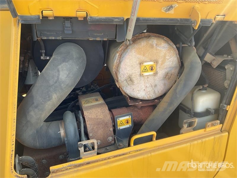 Komatsu D65EX-16 بلدوزرات مجنزرة