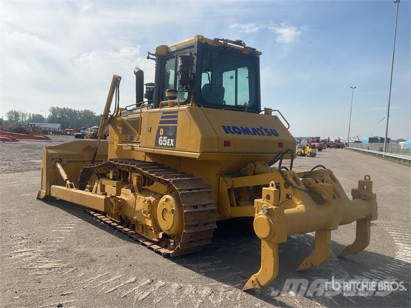 Komatsu D65EX-16 بلدوزرات مجنزرة