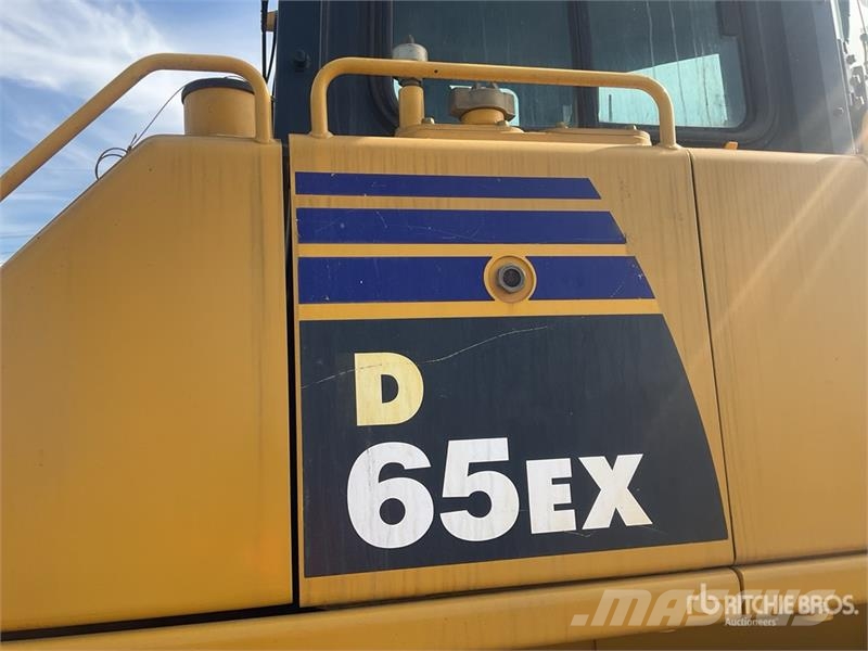 Komatsu D65EX-16 بلدوزرات مجنزرة