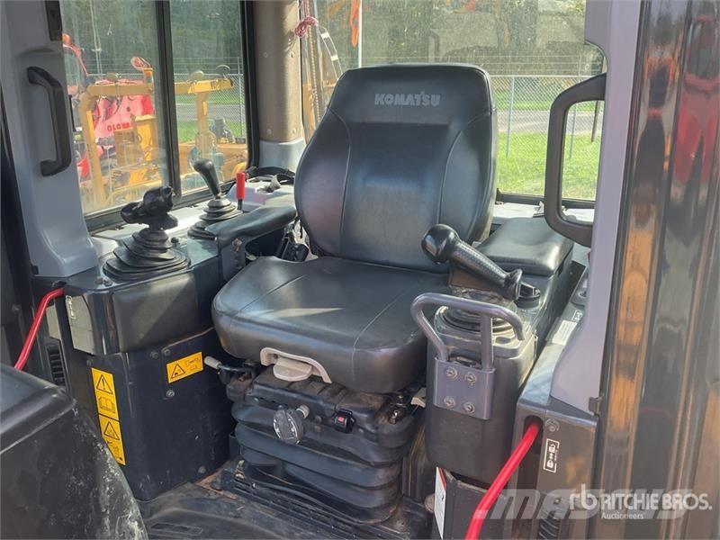Komatsu D65EX-16 بلدوزرات مجنزرة
