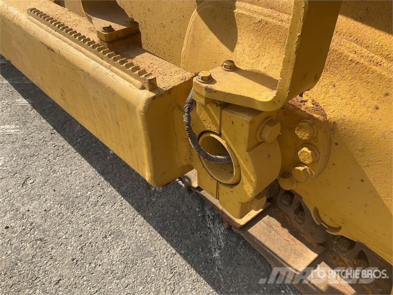 Komatsu D65EX-16 بلدوزرات مجنزرة