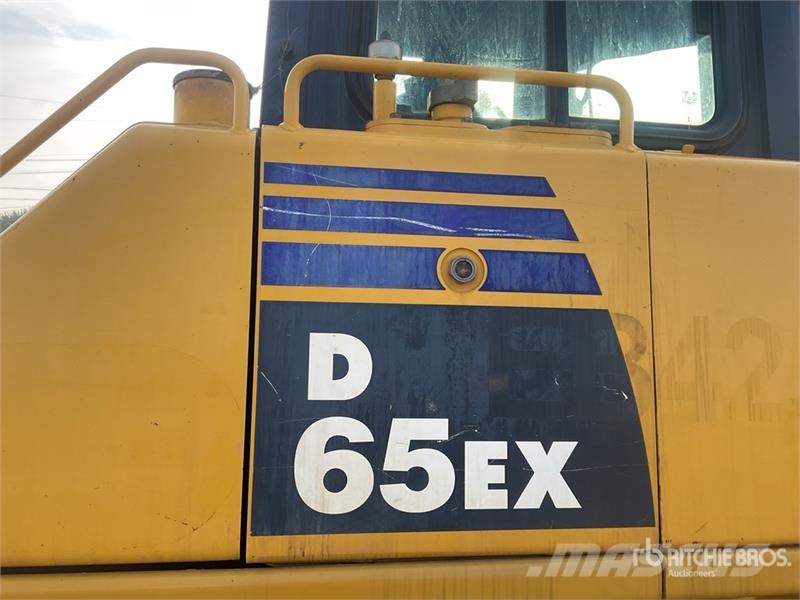 Komatsu D65EX-16 Гусеничные бульдозеры