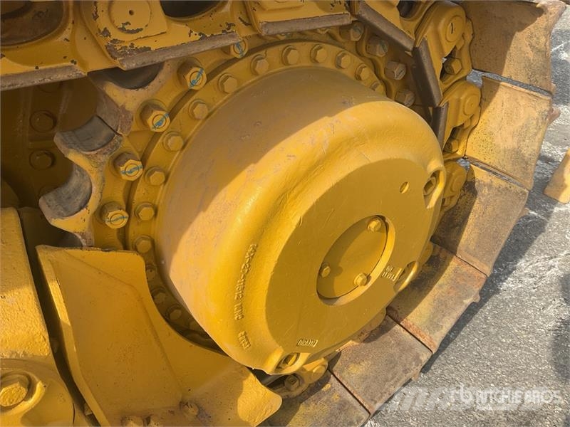Komatsu D65EX-16 بلدوزرات مجنزرة