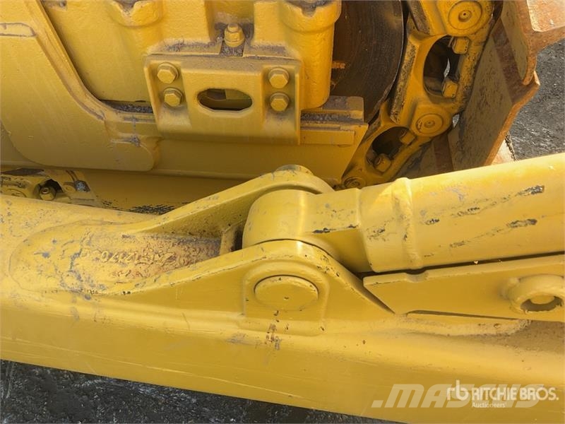 Komatsu D65EX-16 Гусеничные бульдозеры