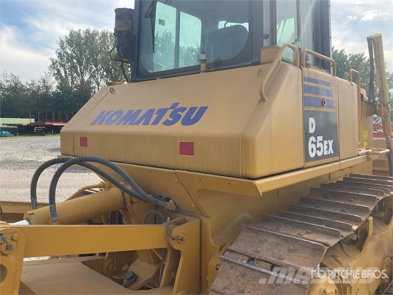 Komatsu D65EX-16 بلدوزرات مجنزرة