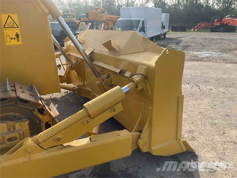 Komatsu D65EX-16 Гусеничные бульдозеры