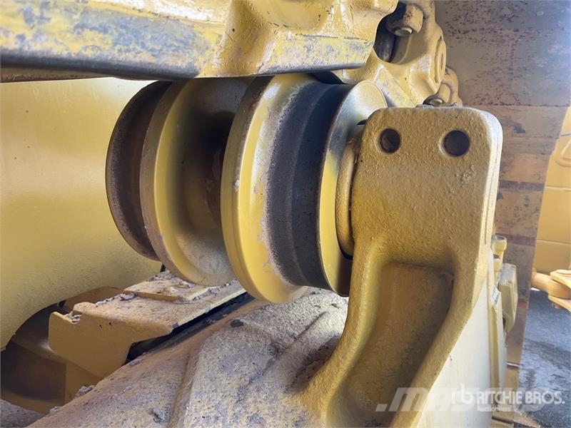 Komatsu D65EX-16 Гусеничные бульдозеры