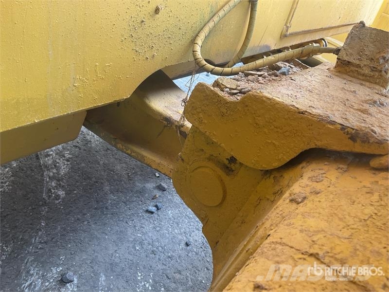 Komatsu D65EX-16 بلدوزرات مجنزرة
