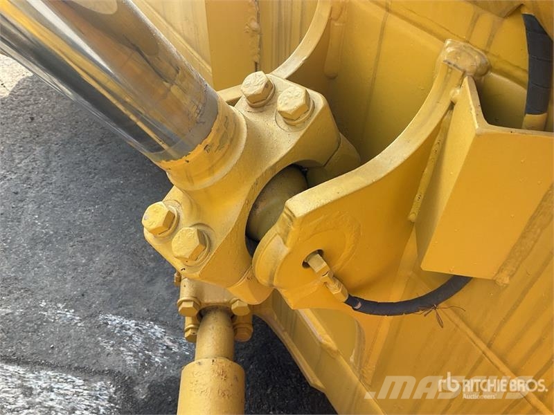 Komatsu D65EX-16 Гусеничные бульдозеры
