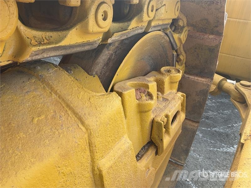 Komatsu D65EX-16 بلدوزرات مجنزرة